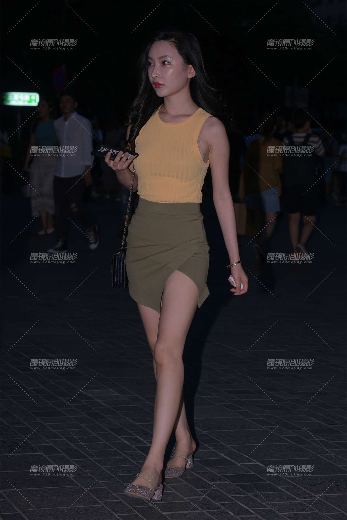 【街拍之魂赛帖】夜拍之健步如飞的美貌大长腿-日更街拍