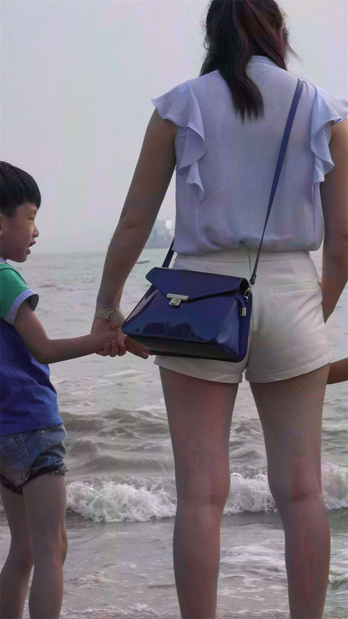 图片[2]-海边的极品韵味美少妇-日更街拍