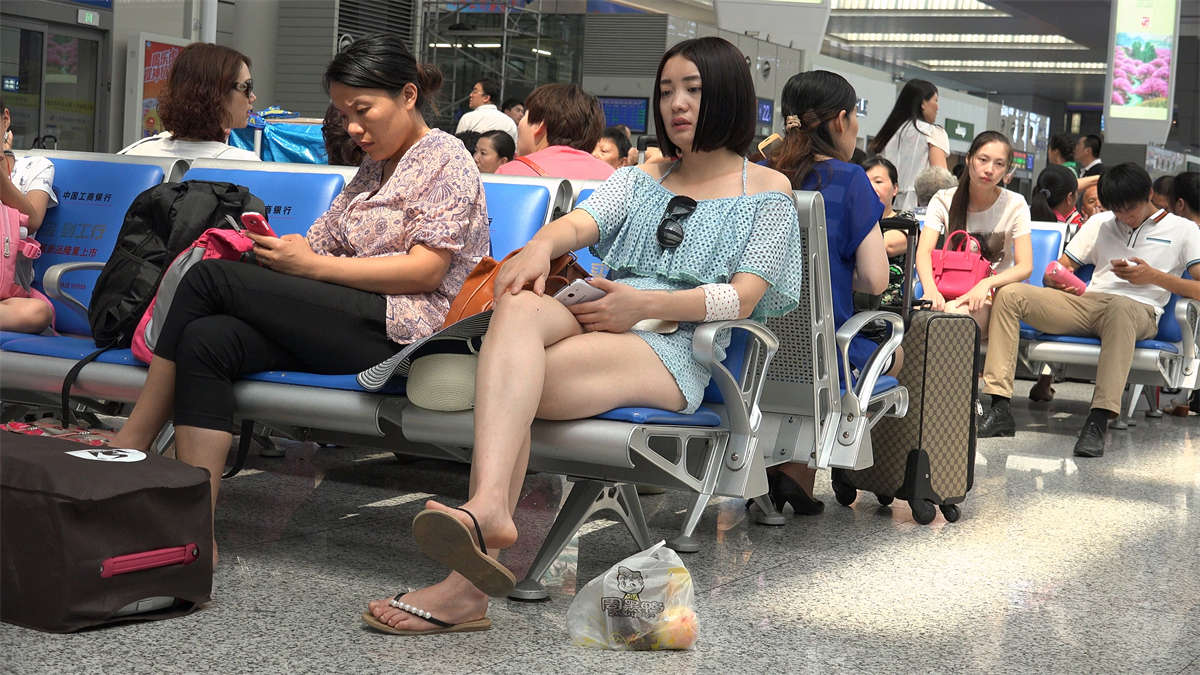 高铁候车室的漂亮美女嫩足抖脚-日更街拍