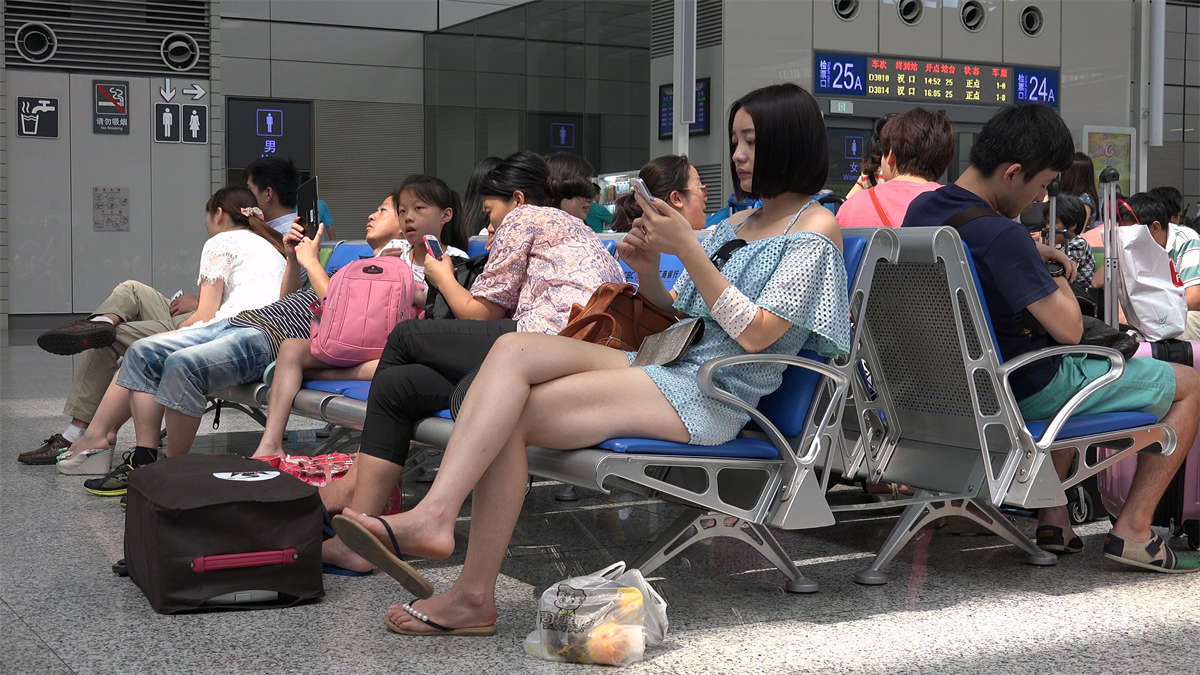 图片[2]-高铁候车室的漂亮美女嫩足抖脚-日更街拍