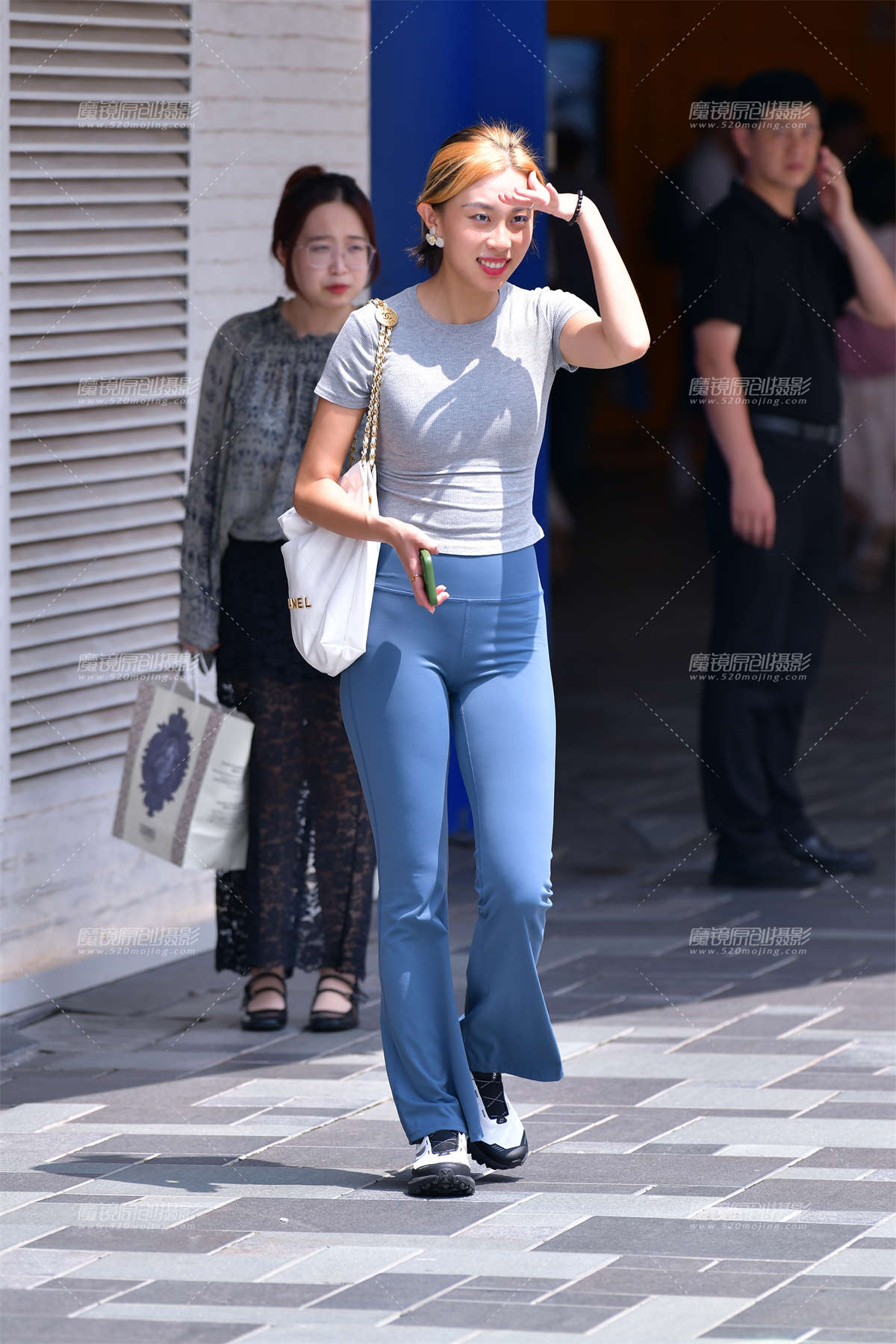 ★蓝眼影紧身裤美女-日更街拍