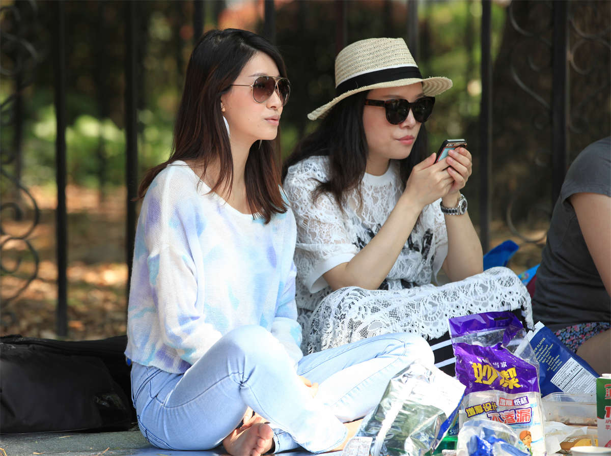 图片[2]-踏青公园街拍系列No.7 高颜值美女就算露脚，也秉承矜持第一的原则-日更街拍