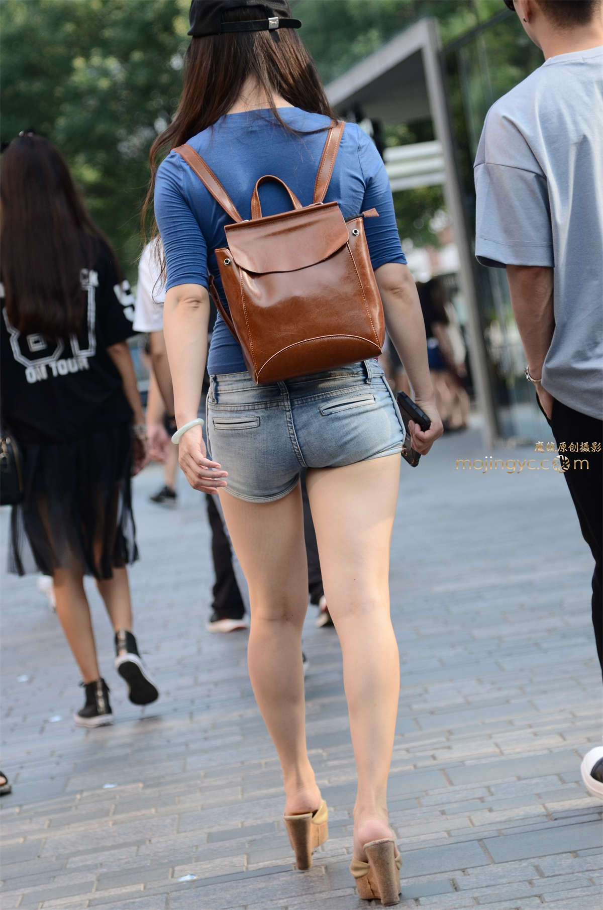 图片[2]-【验证街拍大赛NO.5】神摄手赛05 妹子的热裤好紧致-日更街拍