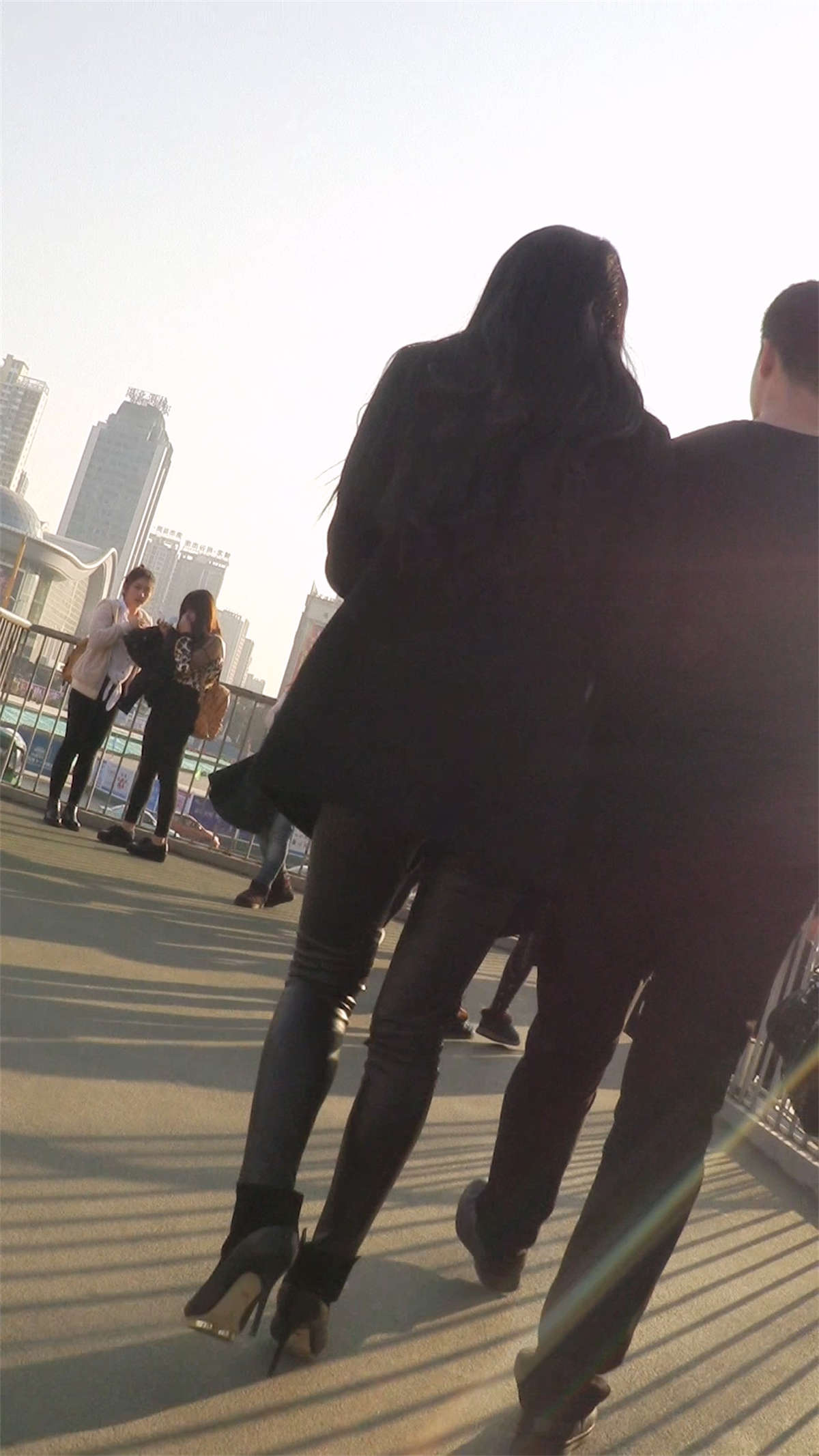 图片[2]-皮裤高跟鞋美眉-日更街拍