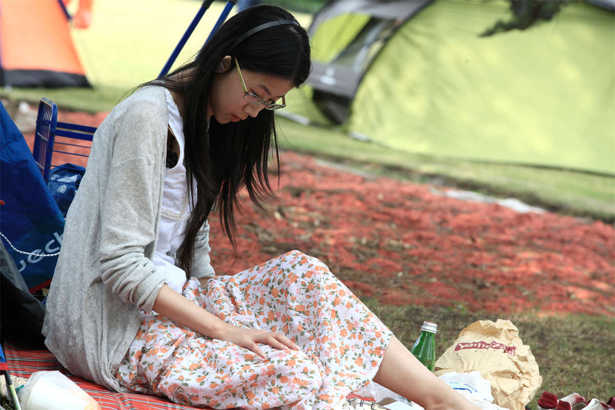 图片[2]-踏青公园街拍系列No.1360 青春美少女以3种造型登场展示她A+级别的绝美玉足 第1套-日更街拍