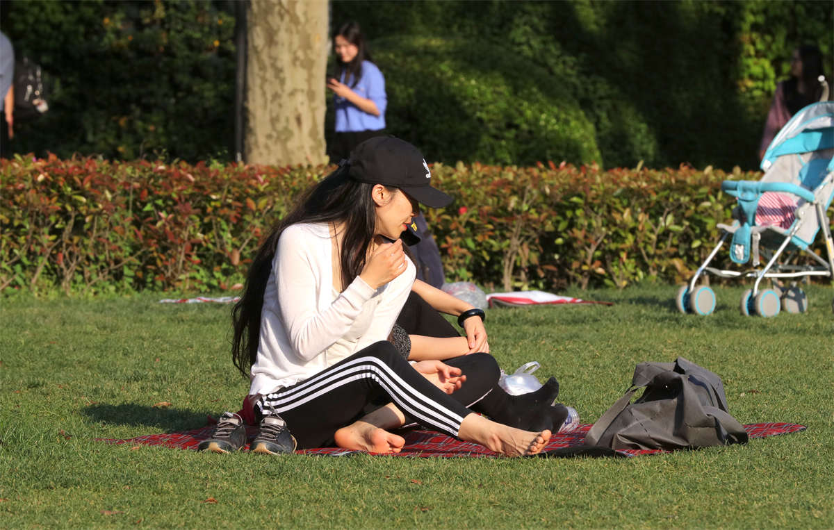 图片[2]-踏青公园街拍系列No.1336 美少女一双挑不出毛病的精美素足 第1套-日更街拍