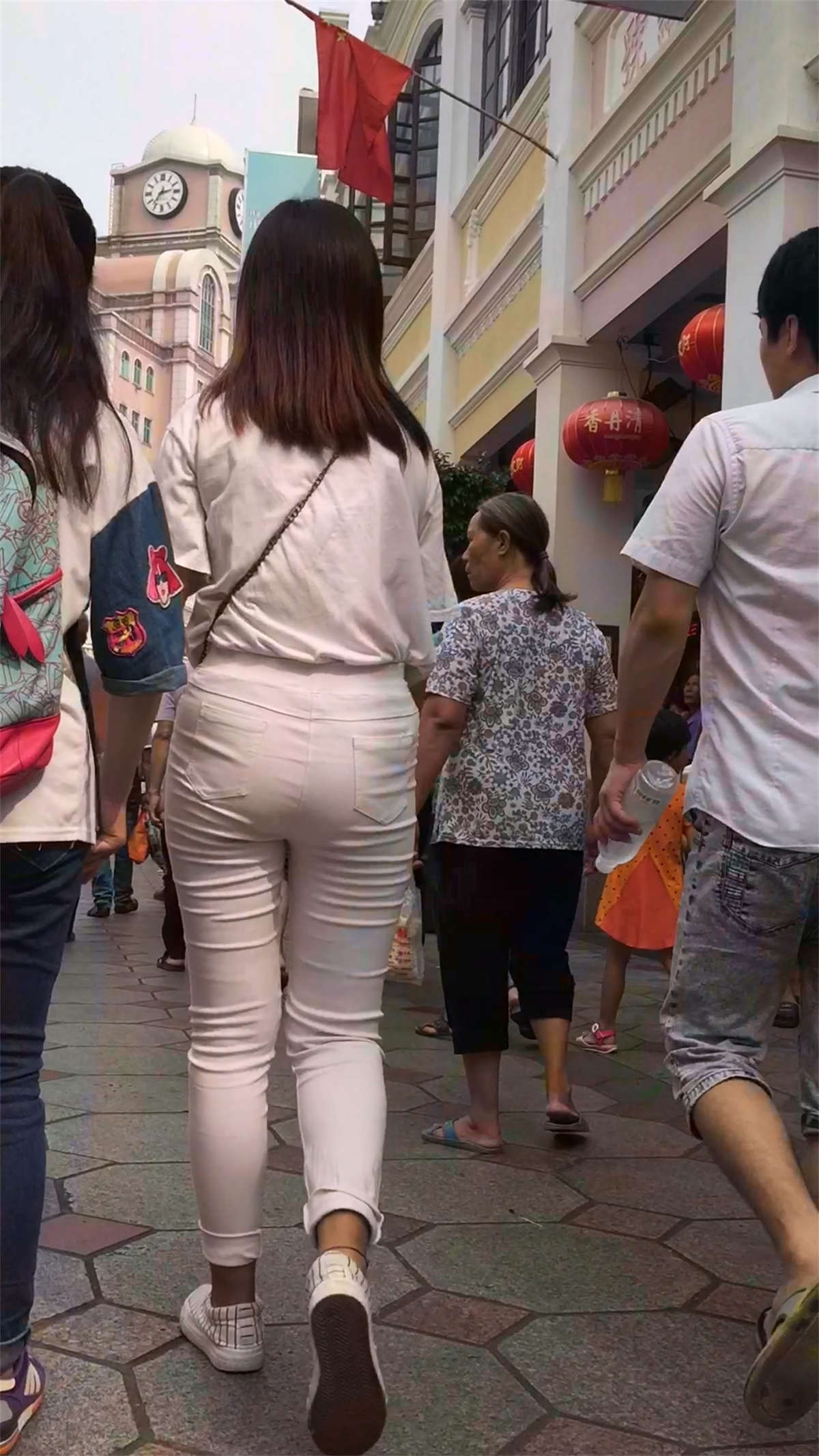 紧身白裤圆臀美少女-日更街拍