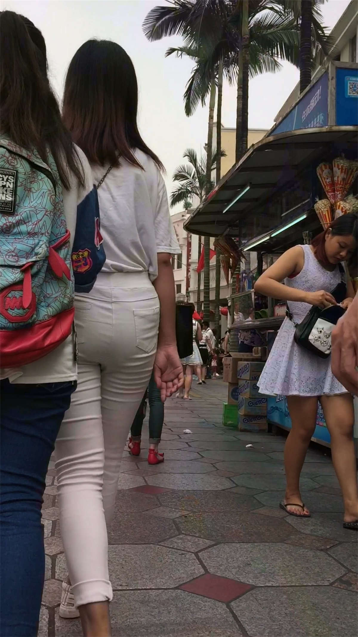 图片[2]-紧身白裤圆臀美少女-日更街拍