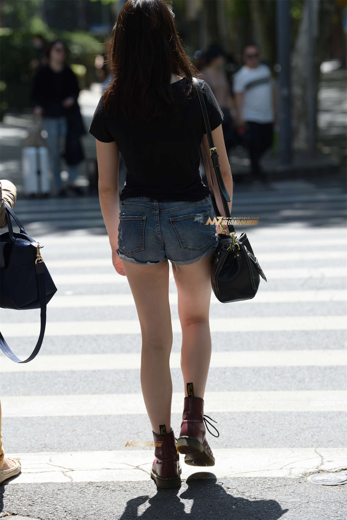 图片[2]-黑衣热裤混血-日更街拍