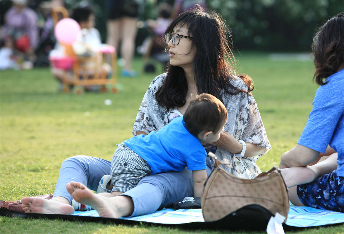 图片[2]-踏青公园街拍系列No.1143 风吹长发的忧郁气质，再加一双纯净的纤长玉足-日更街拍