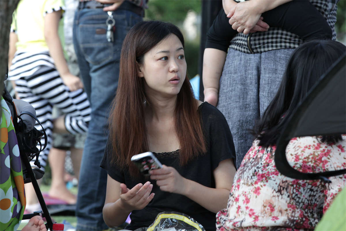 图片[2]-踏青公园街拍系列No.85 白嫩双脚在阴影处特别显眼-日更街拍