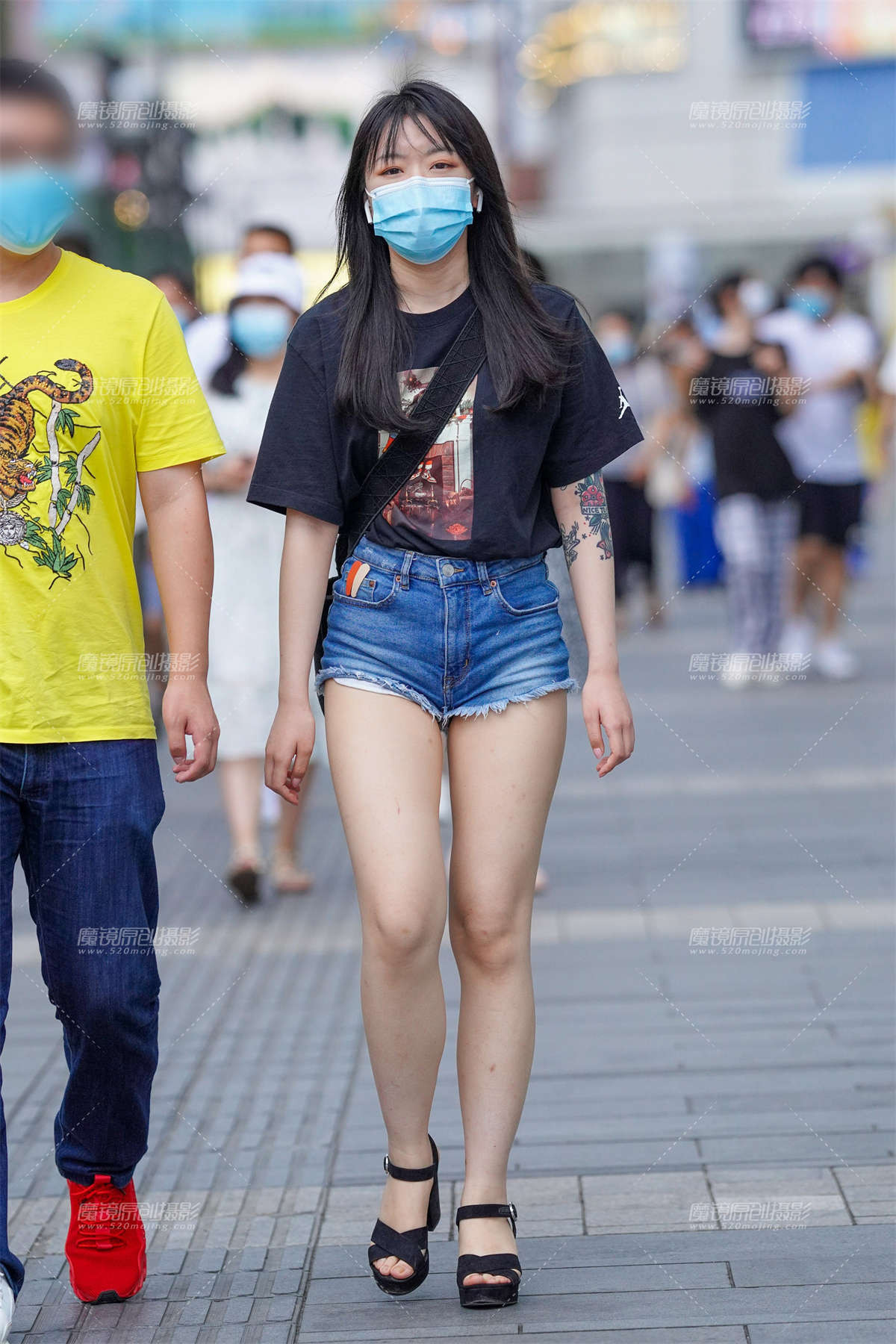 【凯恩赛贴】肉肉的热裤大白腿-日更街拍