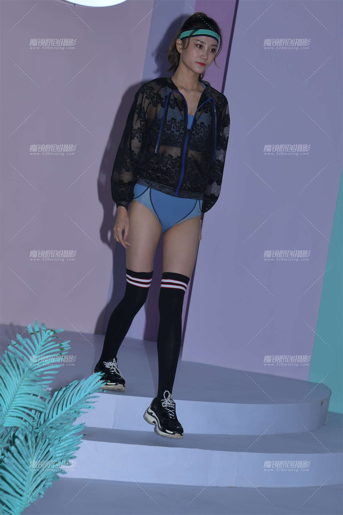 【视觉冲击赛贴】这个展台，展示各种服装-日更街拍