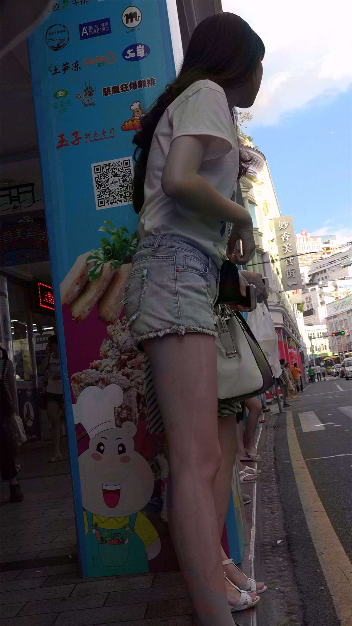 性感超短牛仔裤美眉-日更街拍