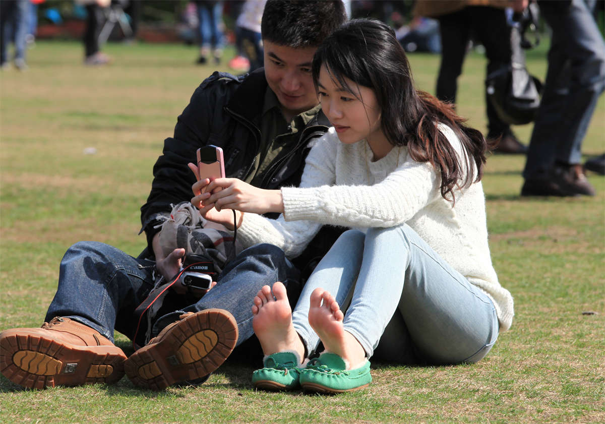 图片[2]-踏青公园街拍系列No.8 高颜值女孩脱鞋自拍，错过就真的可惜了-日更街拍