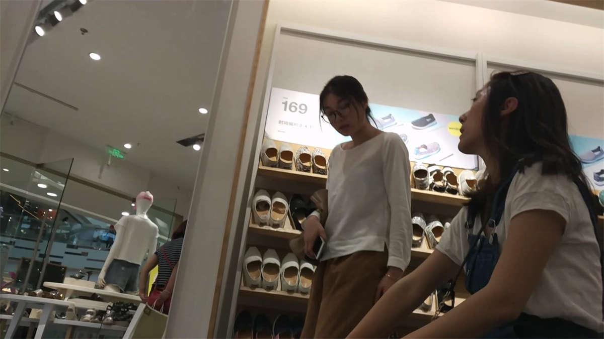 大学美女组队去鞋店试鞋-日更街拍