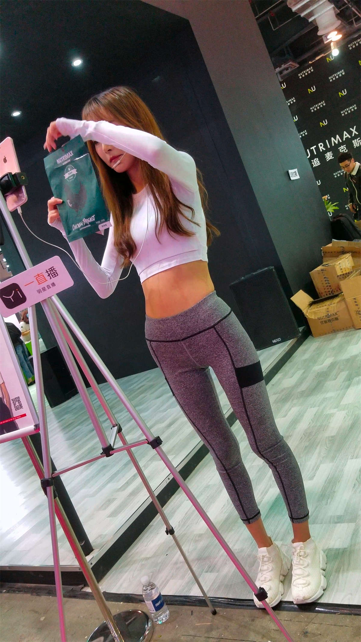 图片[2]-弹力裤小蛮腰一直播网红美女主播在直播-日更街拍