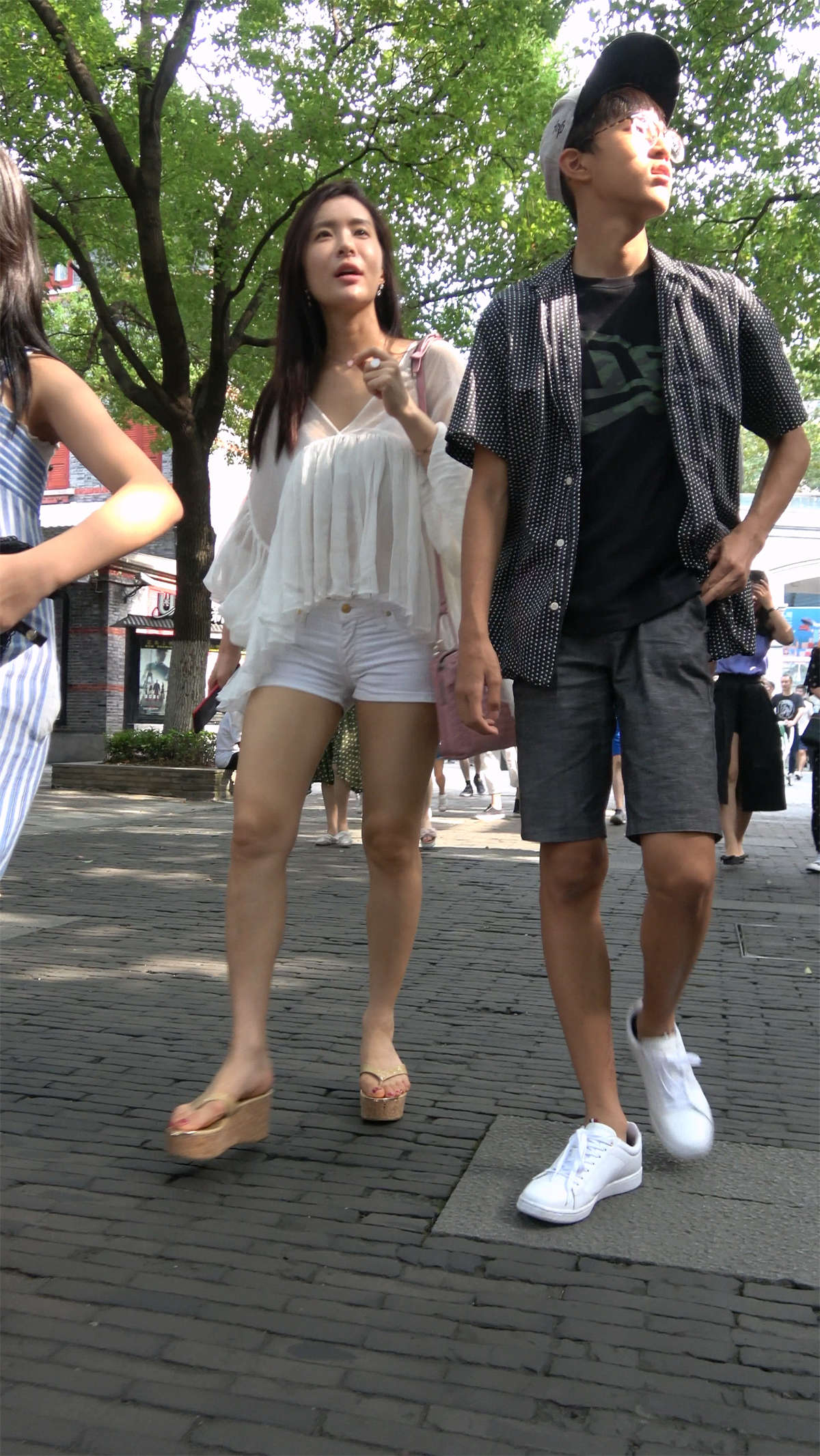 美腿热裤白衣美女姐姐-日更街拍
