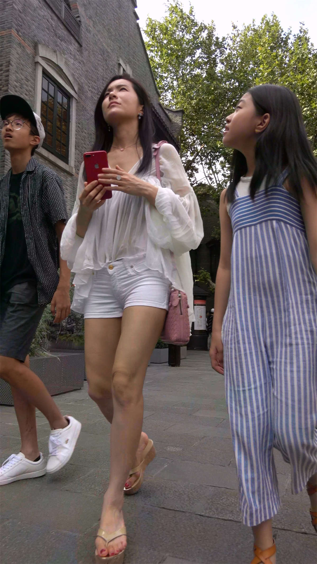 图片[2]-美腿热裤白衣美女姐姐-日更街拍