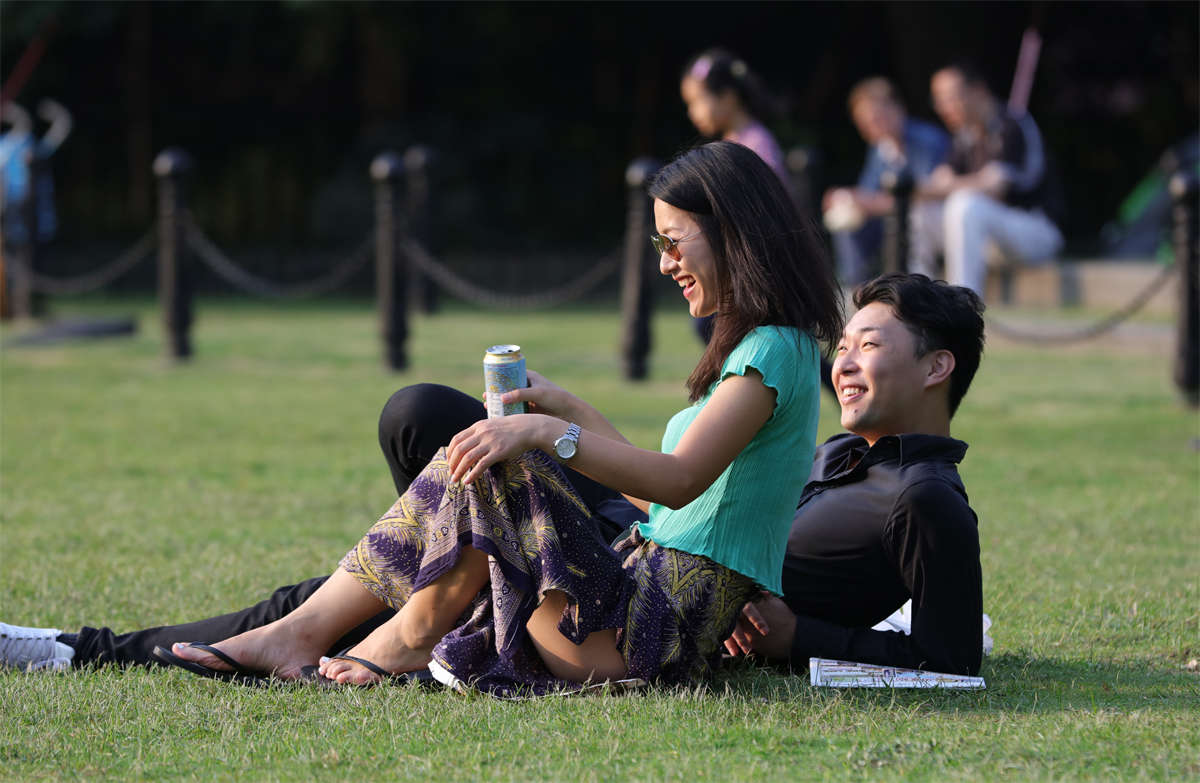 图片[2]-踏青公园街拍系列No.1361 青青草地上情侣-日更街拍