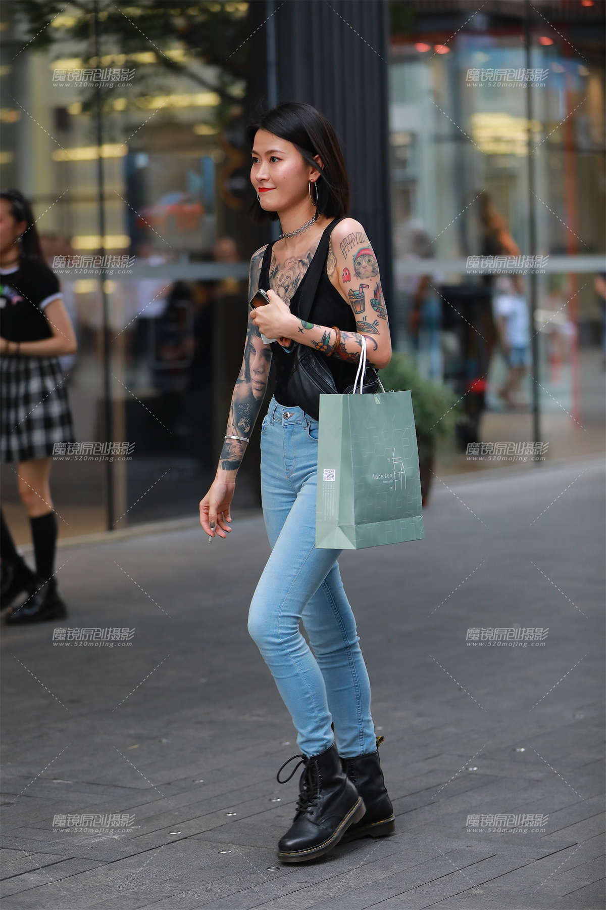 黑背心，紧牛小姐姐-日更街拍