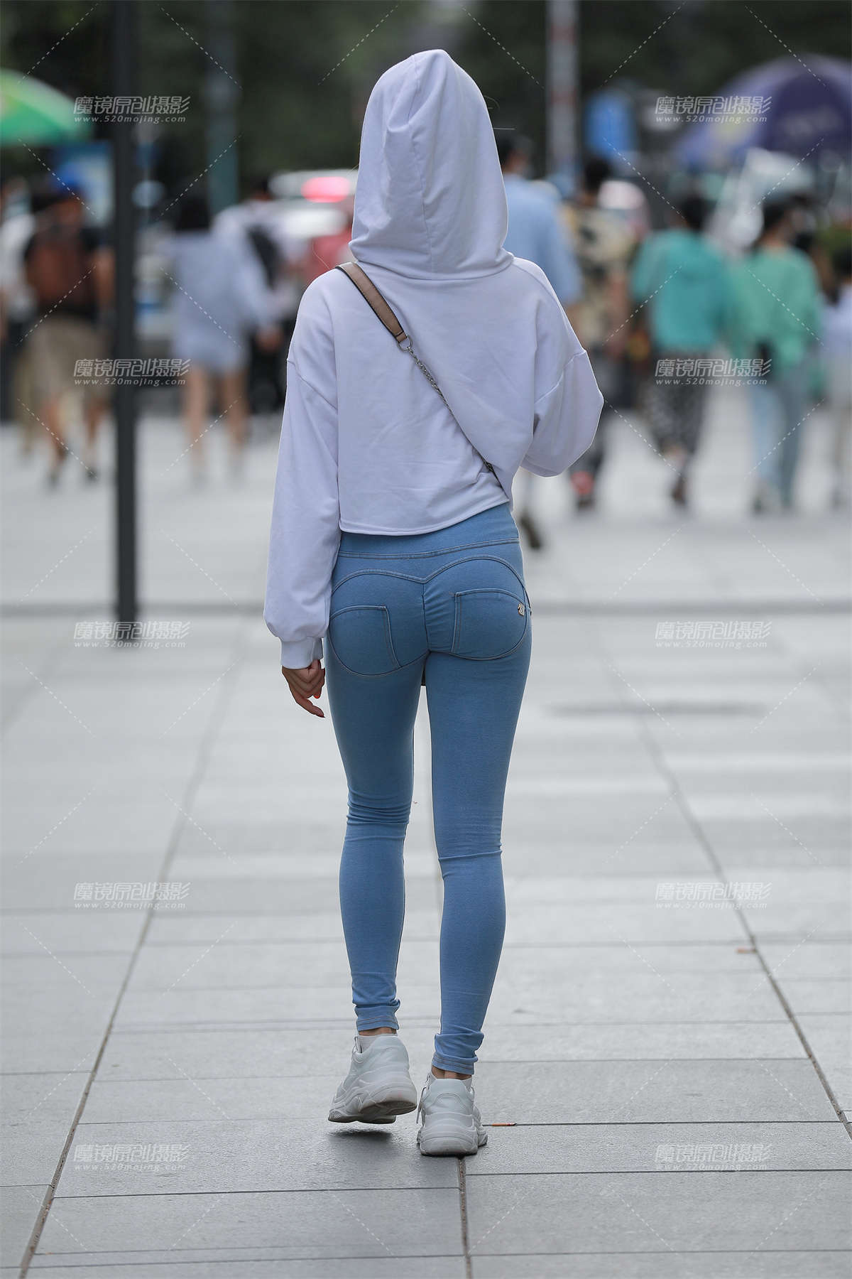 图片[2]-【玻璃街拍】蓝色紧牛小姐姐-日更街拍