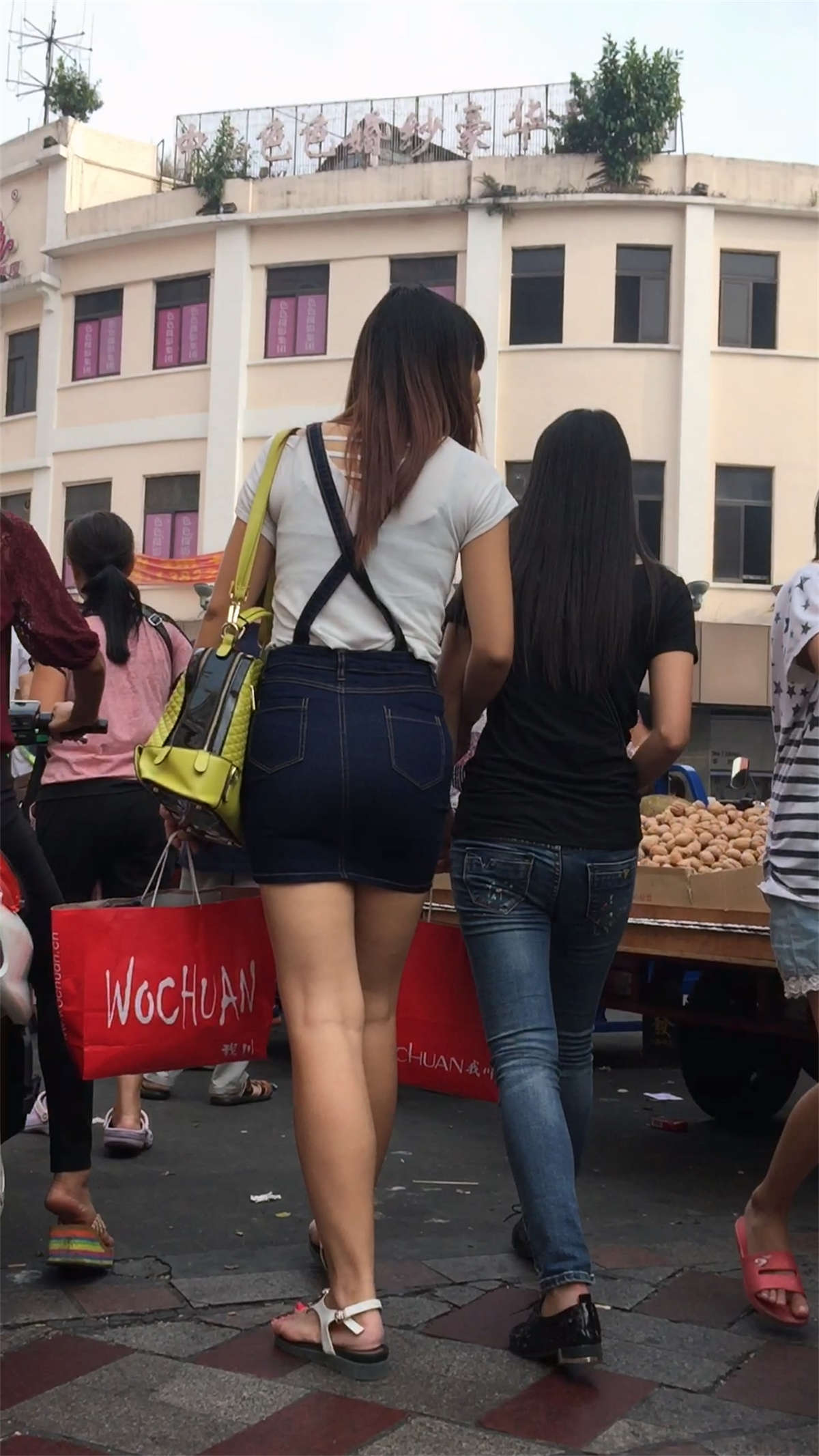 性感吊带包臀牛仔裙美腿女神-日更街拍