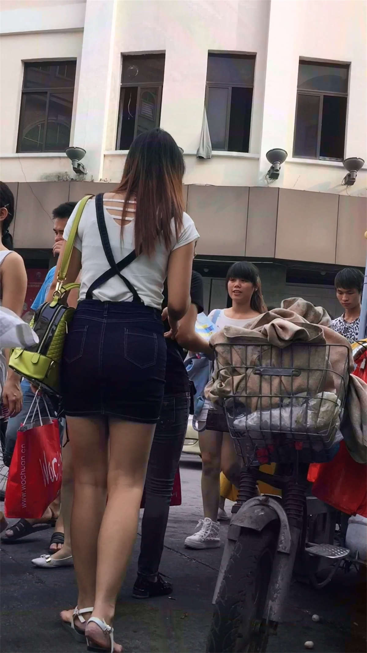 图片[2]-性感吊带包臀牛仔裙美腿女神-日更街拍