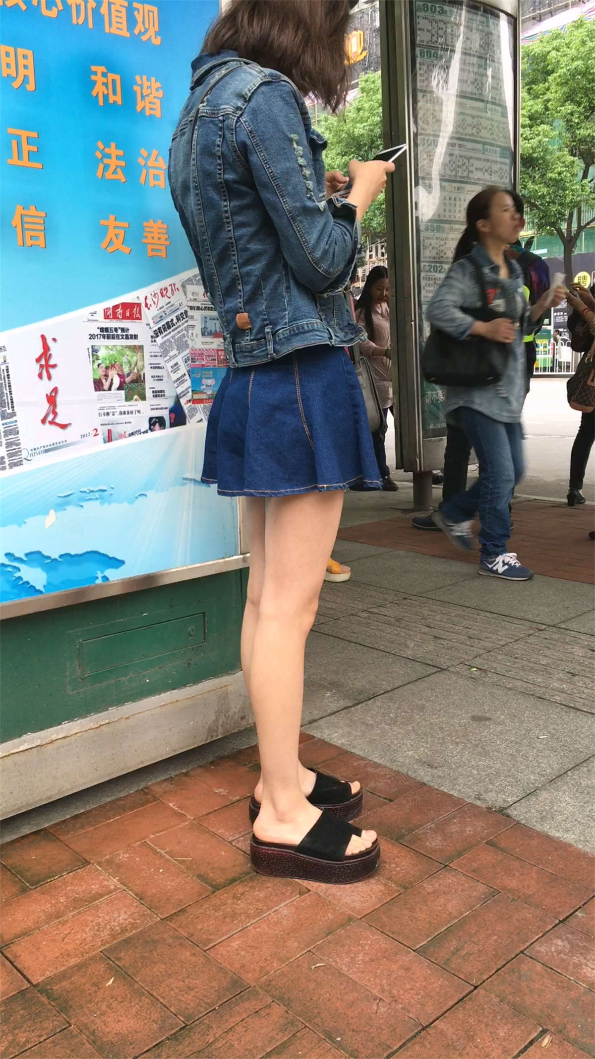 图片[2]-等车的牛仔超短裙极品白腿苗条身材漂亮美女-日更街拍