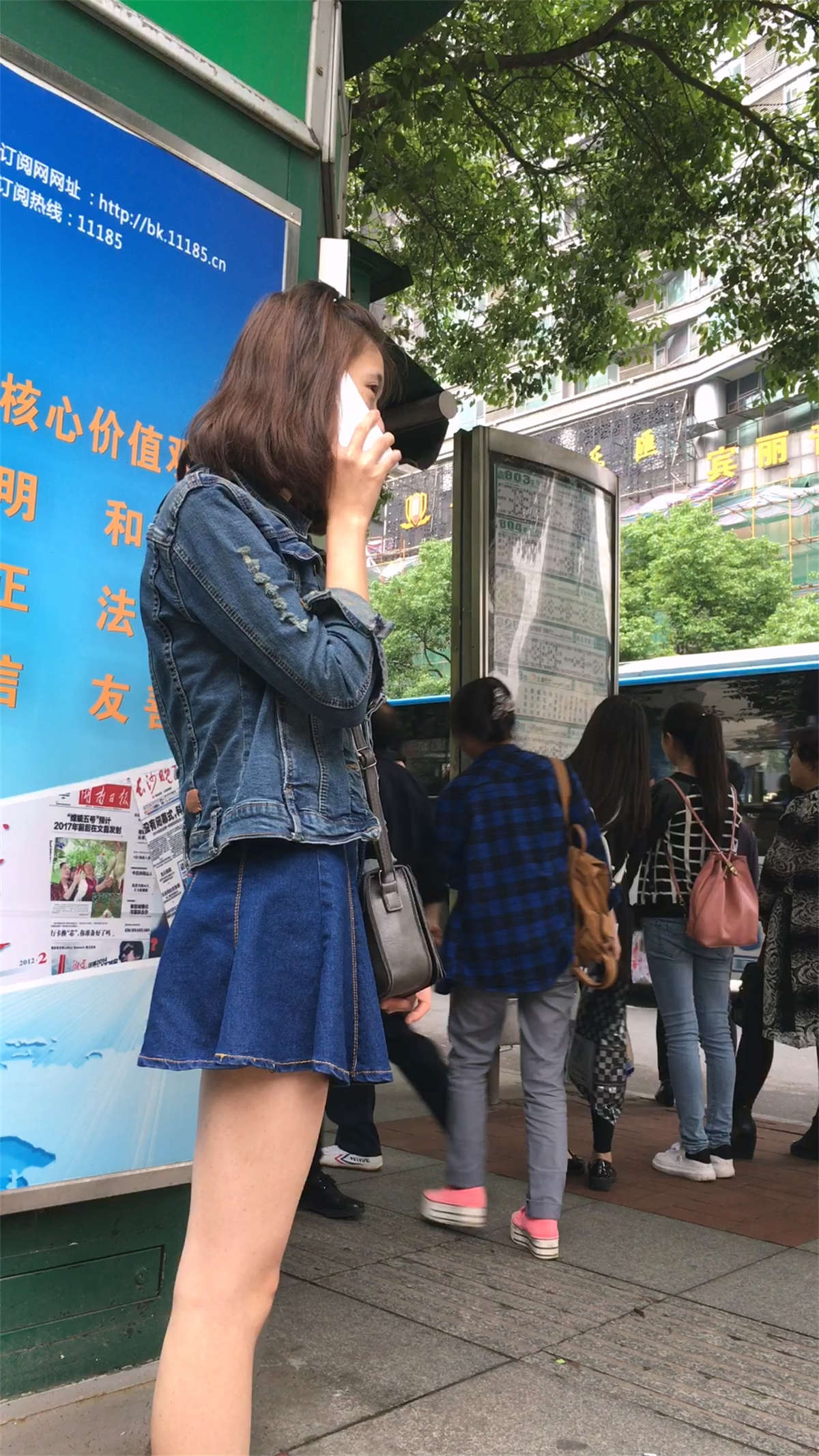 等车的牛仔超短裙极品白腿苗条身材漂亮美女-日更街拍