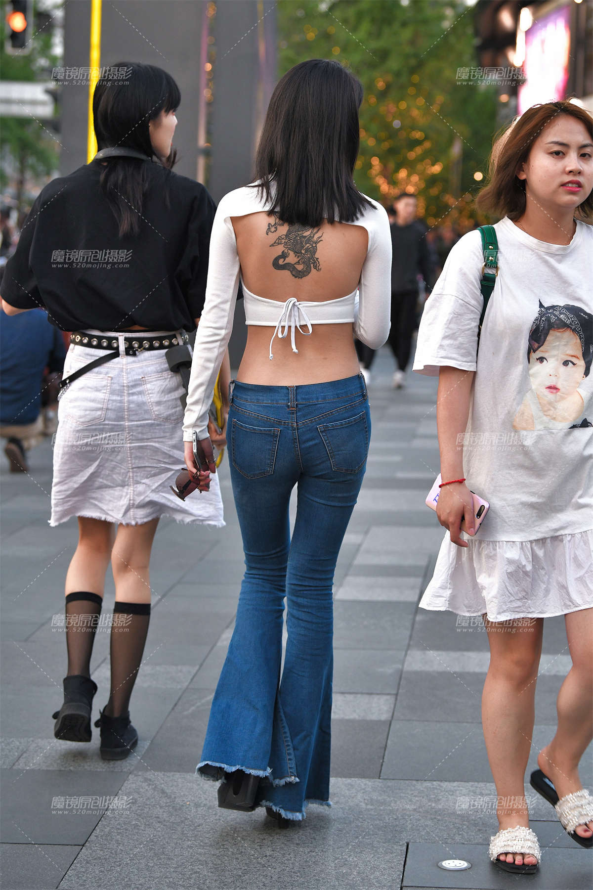 图片[2]-【视觉冲击赛贴】真敢穿，性感大露背，太骨感了-日更街拍