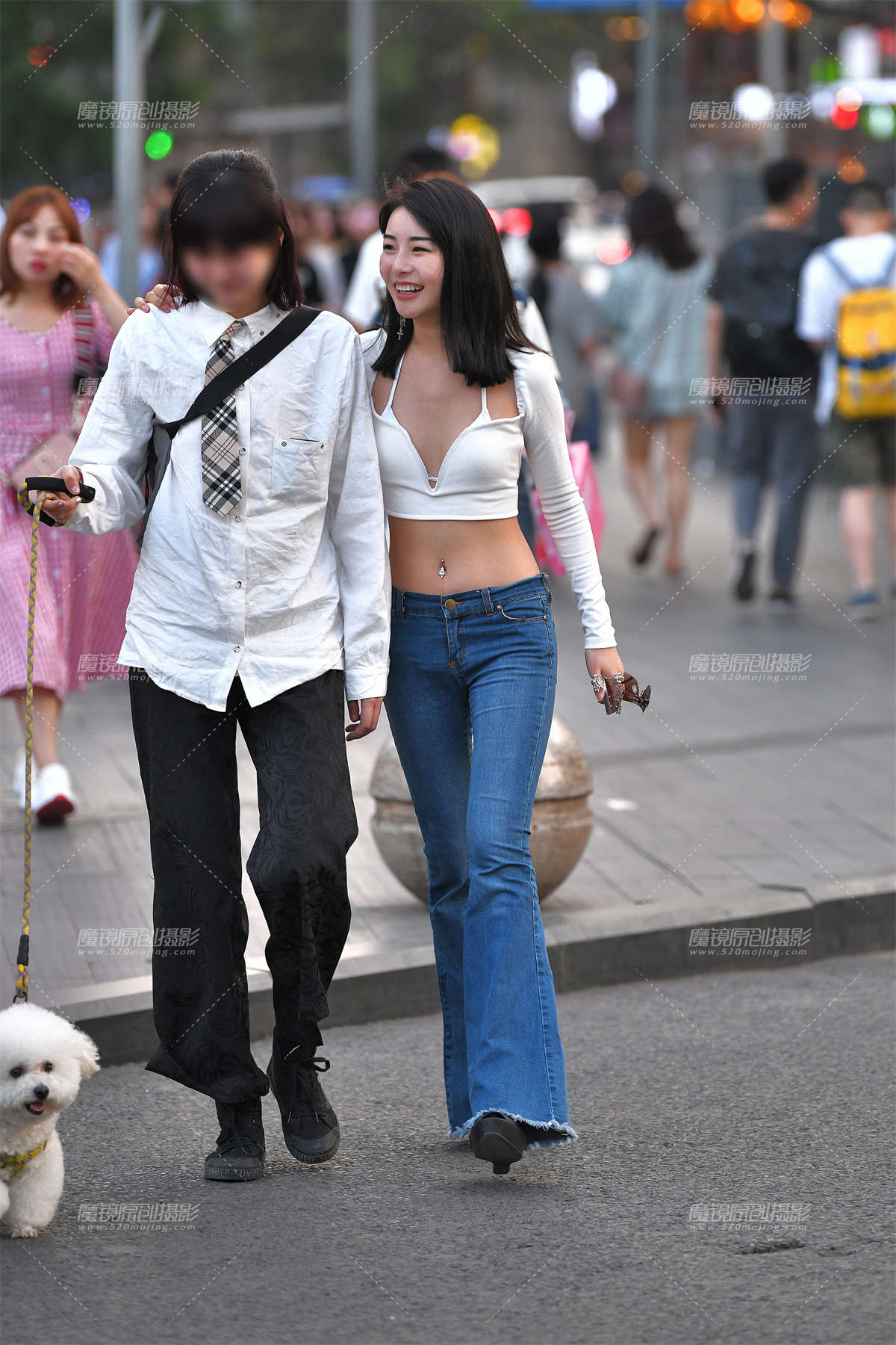 【视觉冲击赛贴】真敢穿，性感大露背，太骨感了-日更街拍