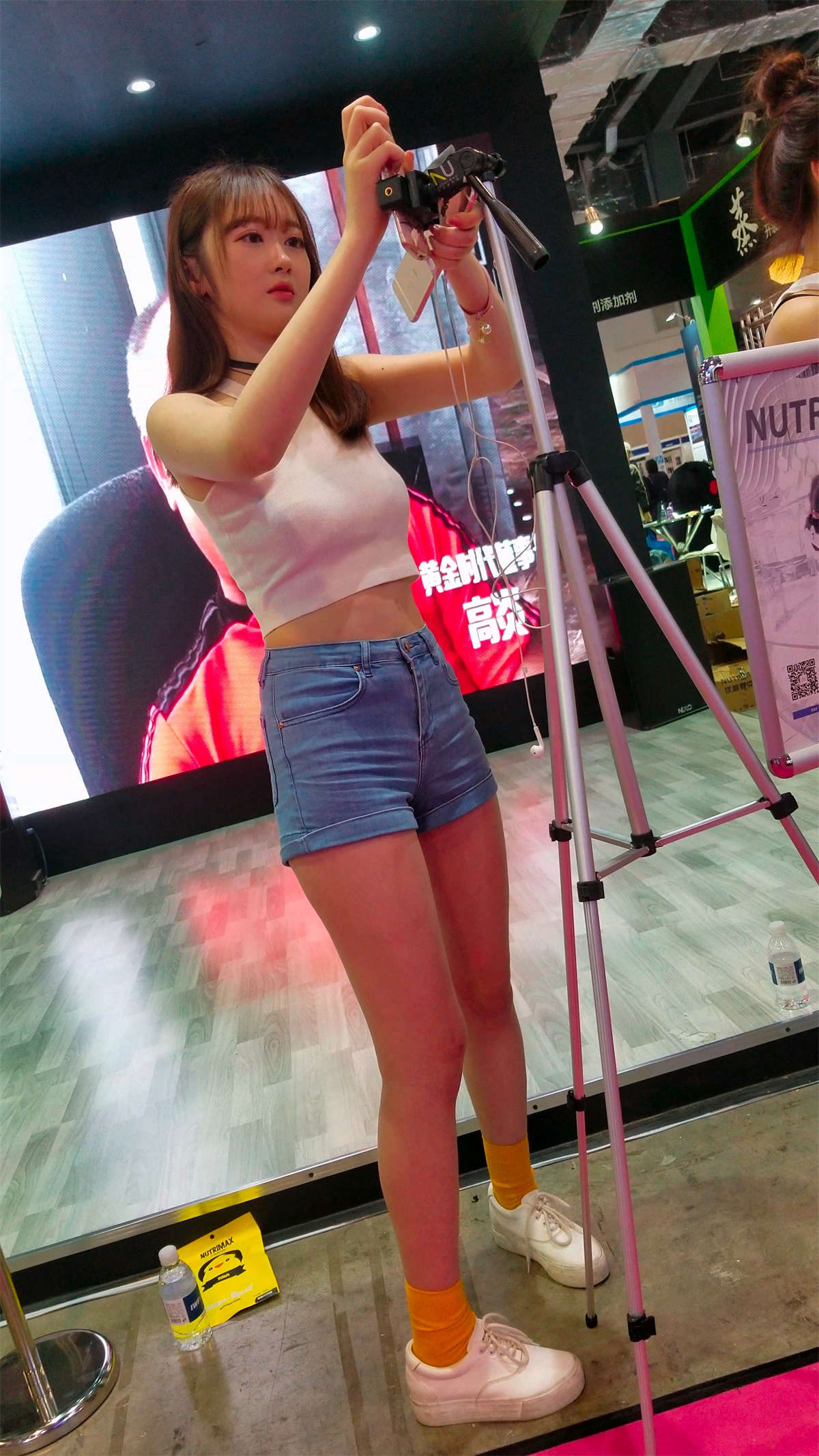 图片[2]-高腰牛仔热裤丰满网红小姐姐在直播-日更街拍