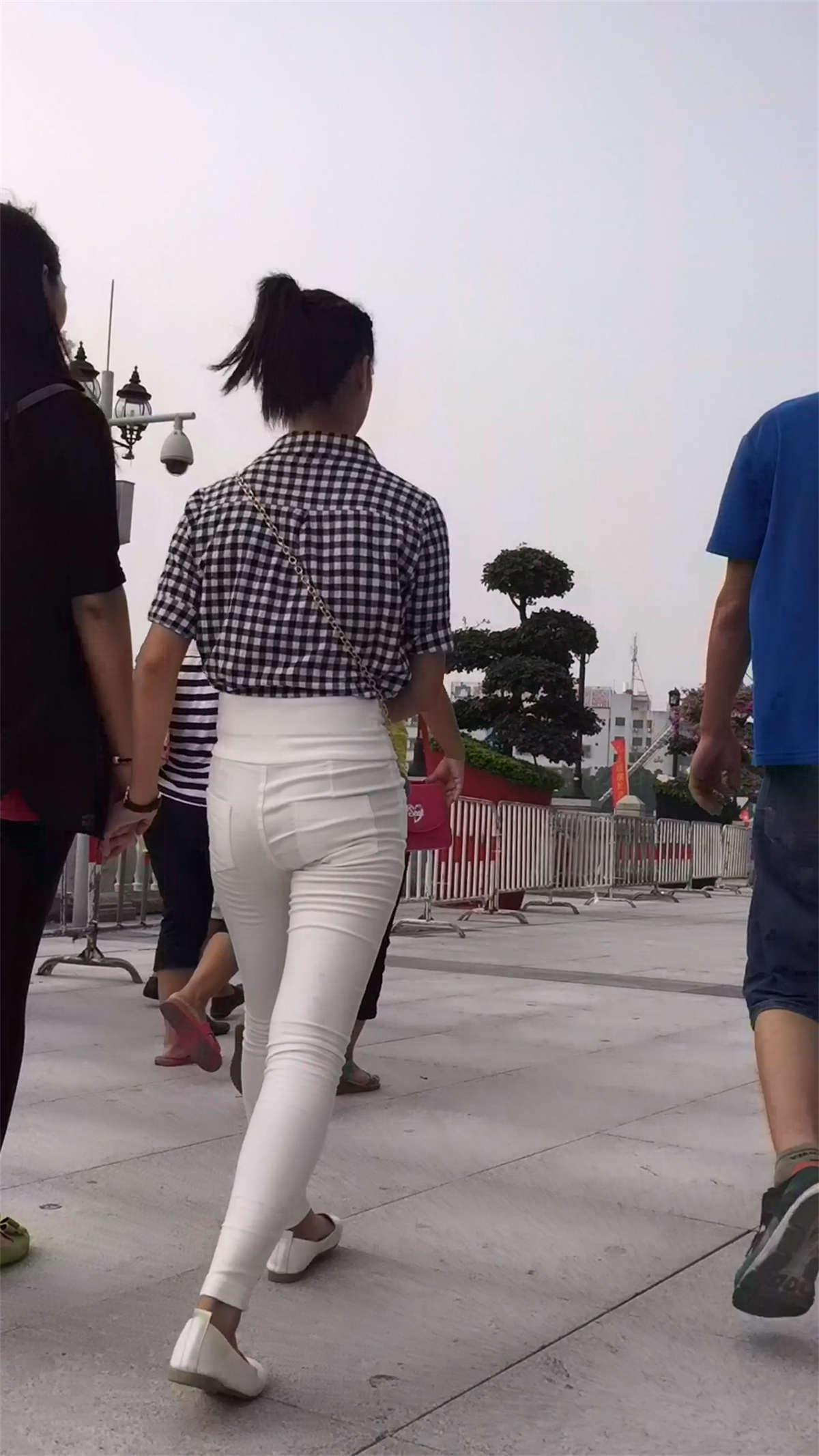 美臀紧身白裤性感小美女-日更街拍