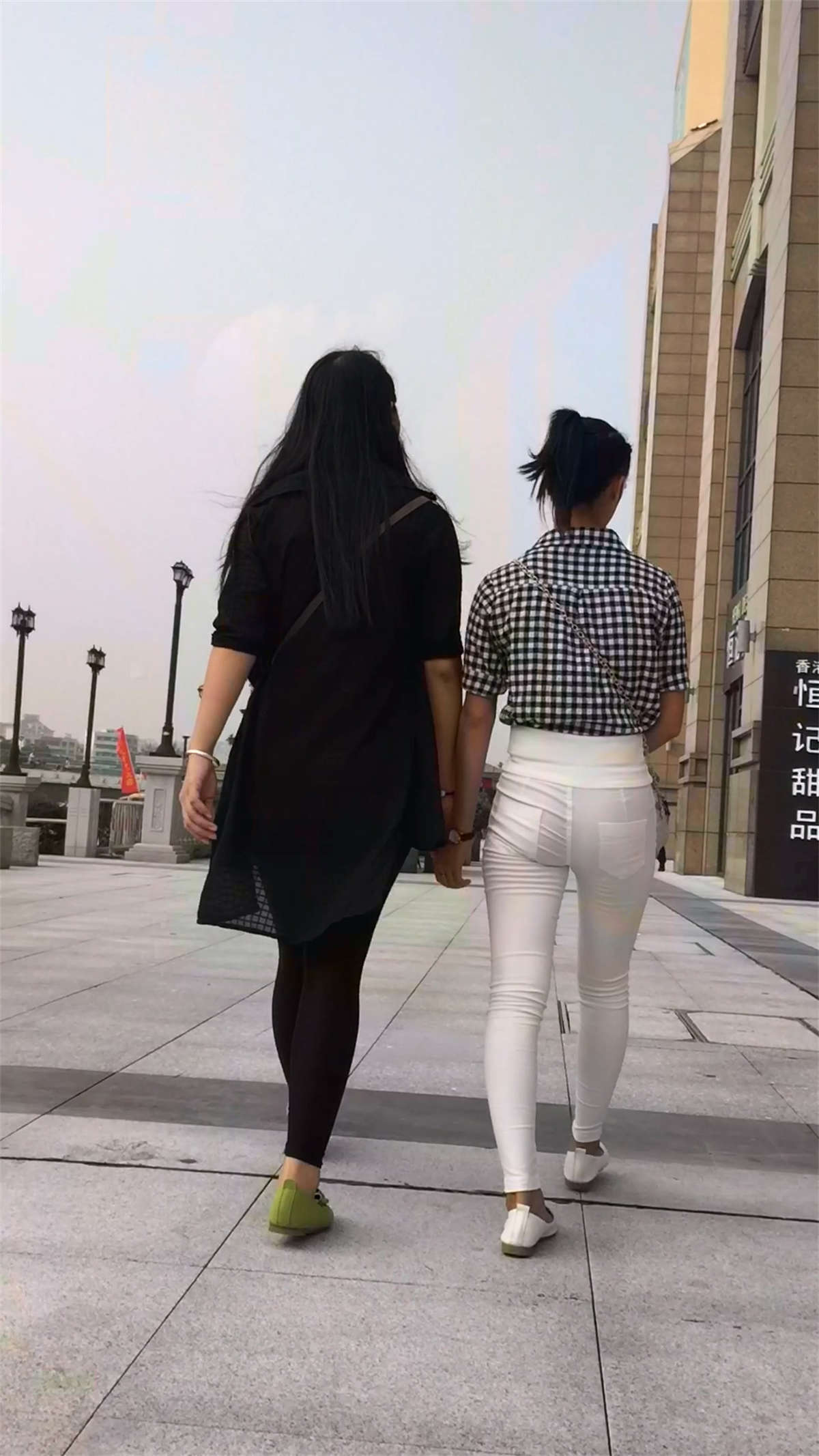 图片[2]-美臀紧身白裤性感小美女-日更街拍