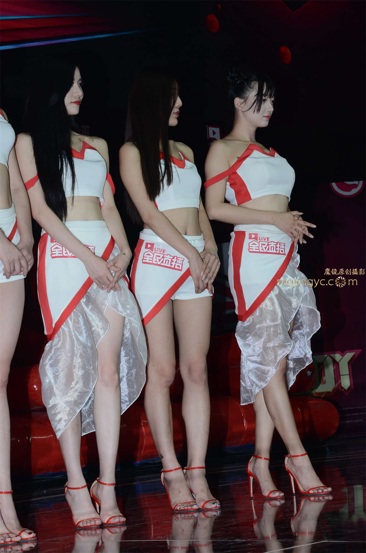 图片[2]-【验证街拍大赛NO.5】神摄手赛07 穿红色细高的直播SG-日更街拍