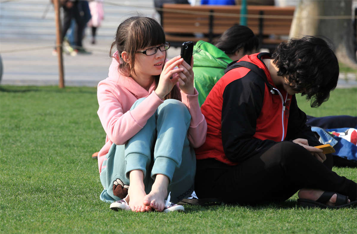 图片[2]-踏青公园街拍系列No.9 骨感、细嫩、雪白的少女二趾长艳足-日更街拍