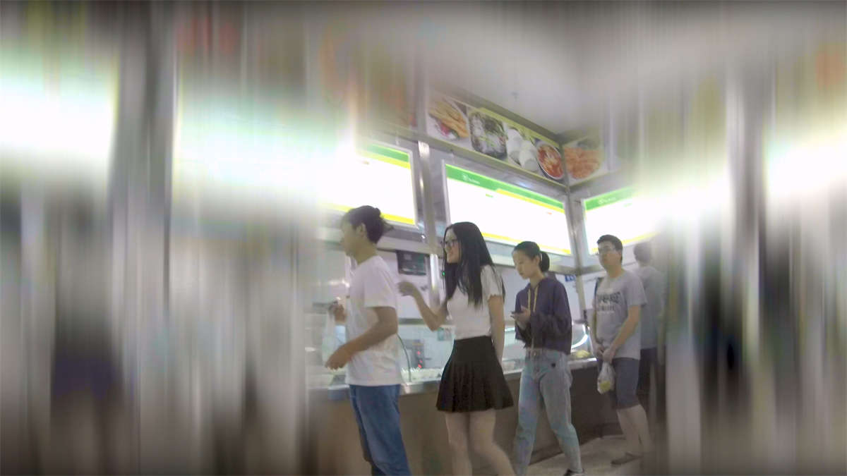 食堂打饭的黑色短裙小姐姐-日更街拍