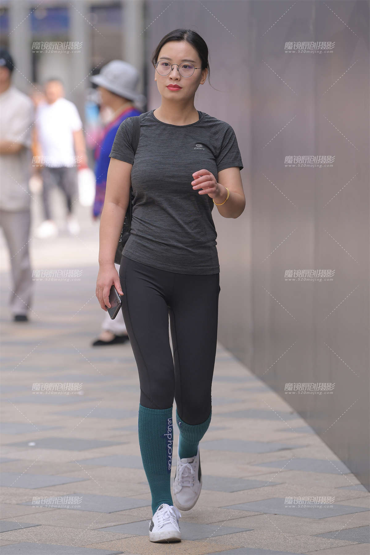 【街拍之魂赛帖】长相精致的紧身美__-日更街拍