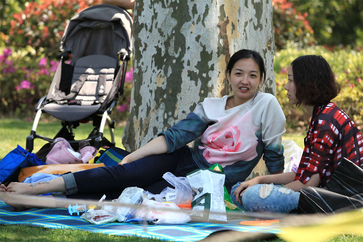 图片[2]-踏青公园街拍系列No.1338 两双精品少妇素足同时登场，请各位同学注意区分-日更街拍