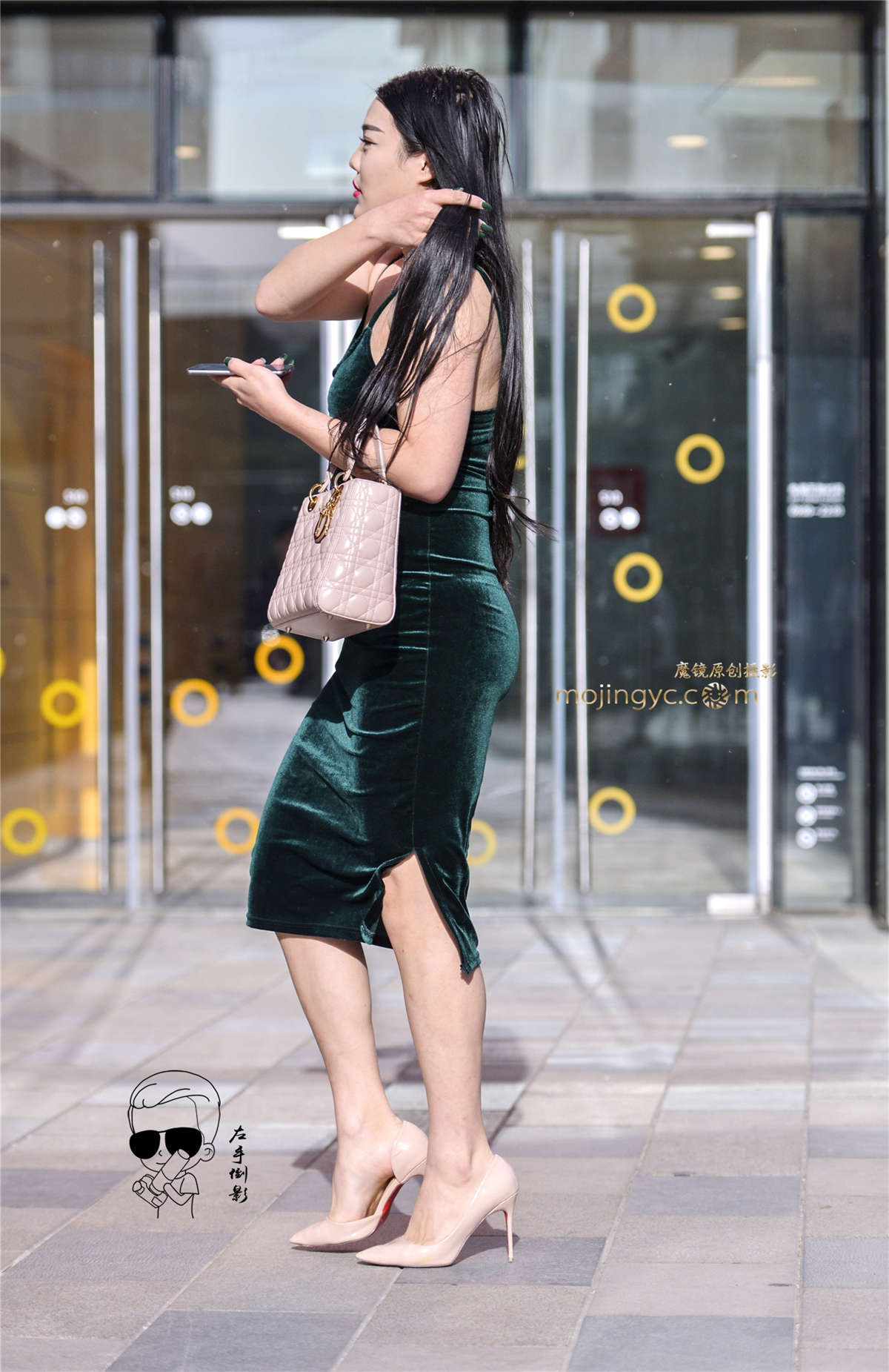 露背紧抱裙美女-日更街拍