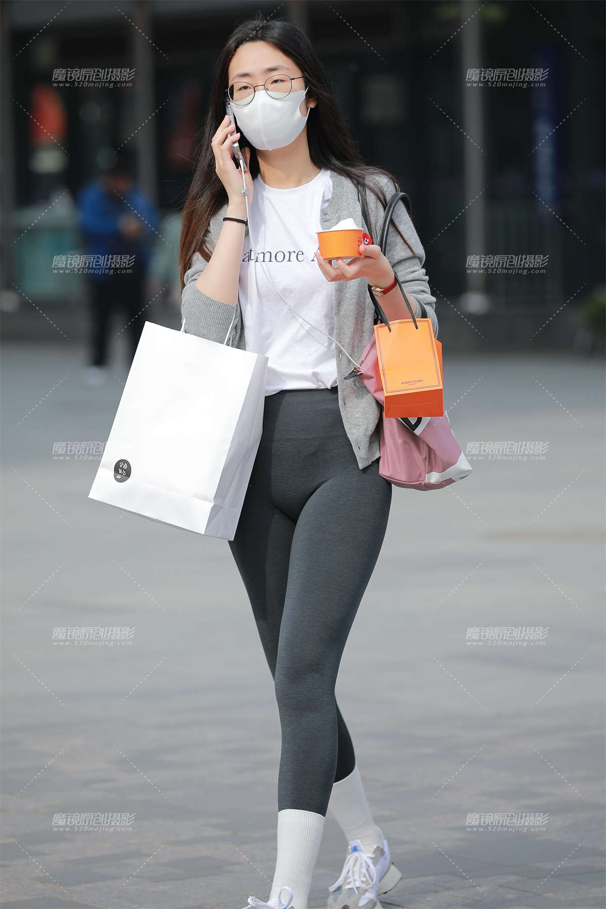 【玻璃街拍】灰色瑜伽裤小妹-日更街拍