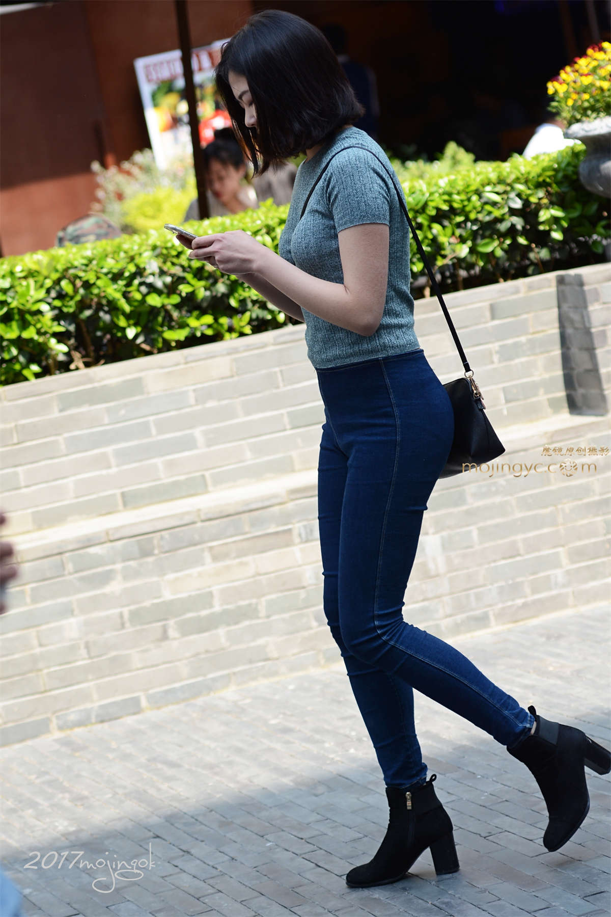 咔喳赛28 紧身牛仔 手臂皮肤好粗（12p）-日更街拍