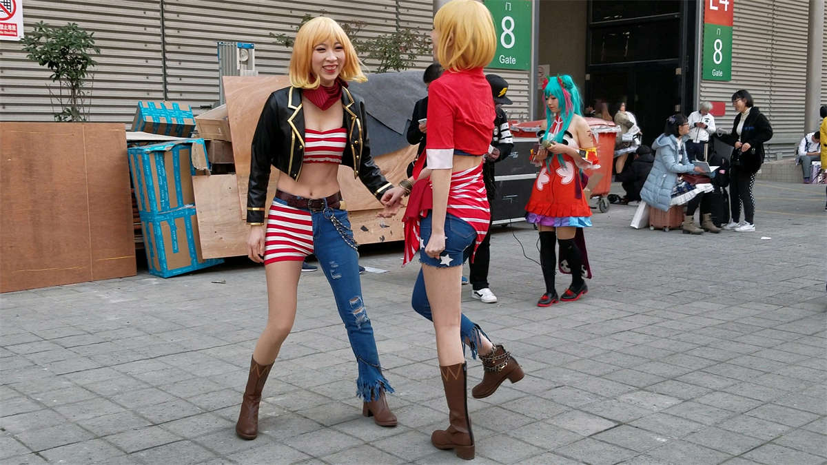 两位破洞紧身牛仔裤cosplay美女小姐姐-日更街拍