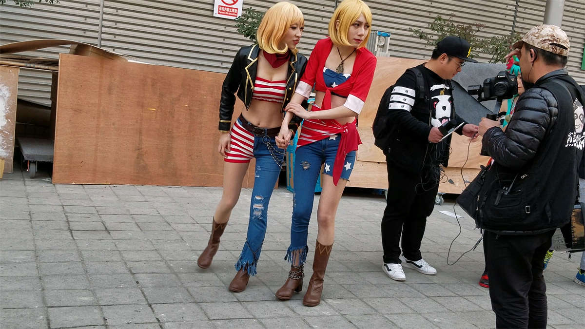 图片[2]-两位破洞紧身牛仔裤cosplay美女小姐姐-日更街拍