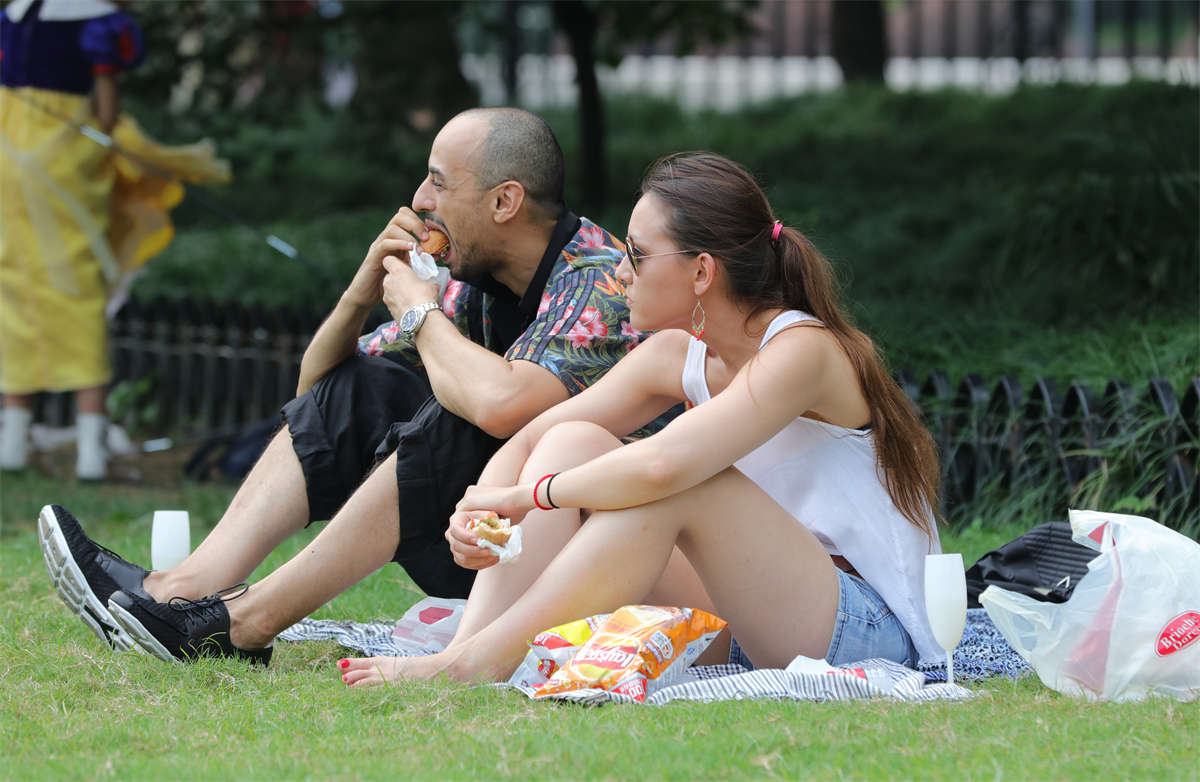 图片[2]-踏青公园街拍系列No.1145 高分美女抱腿抬脚，动作惊艳足更美艳-日更街拍