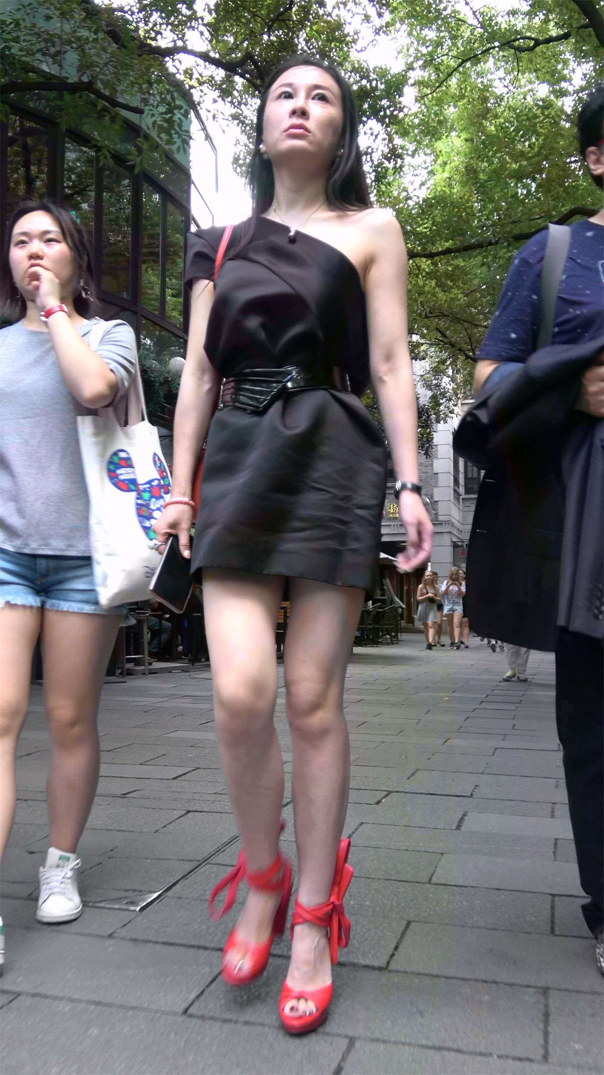 性感红高跟短裙美女-日更街拍