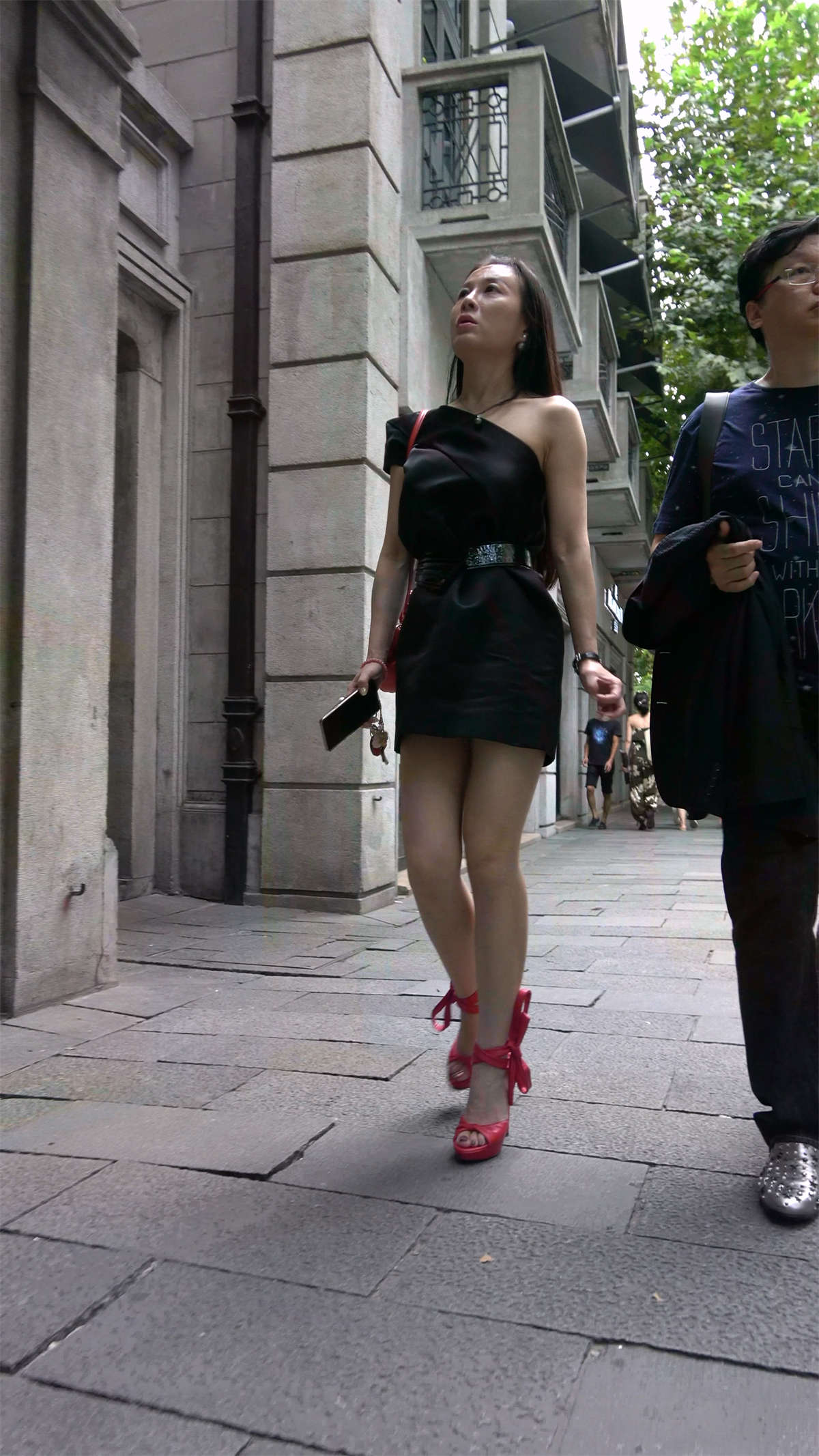 图片[2]-性感红高跟短裙美女-日更街拍