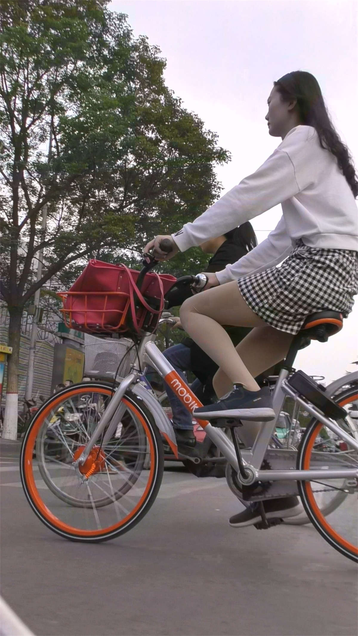 图片[2]-格子肉丝袜美腿气质美女-日更街拍