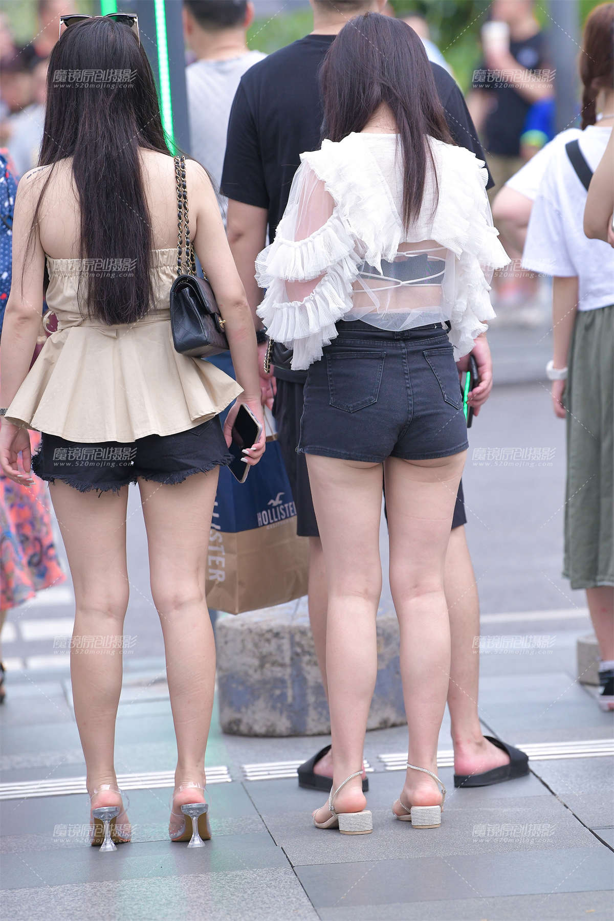 图片[2]-黑色热裤，月牙大白腿美眉-日更街拍